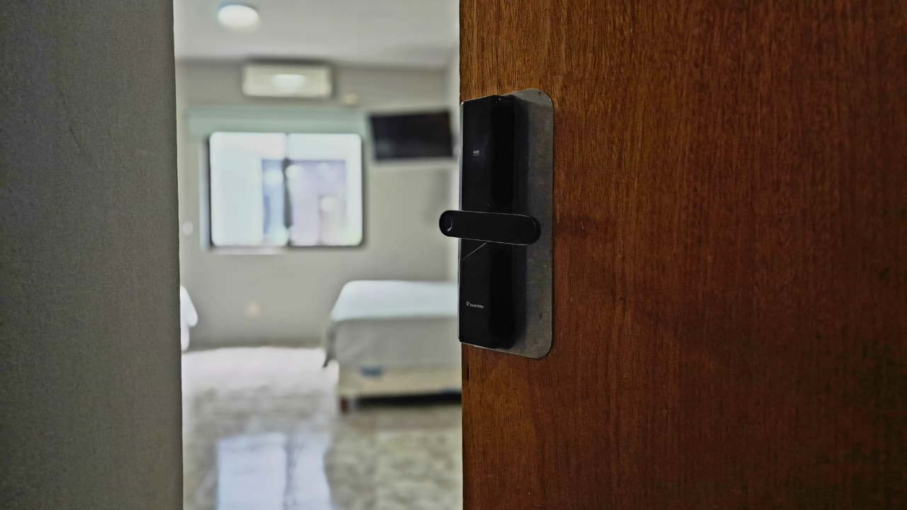 Pasillos e iluminación cálida