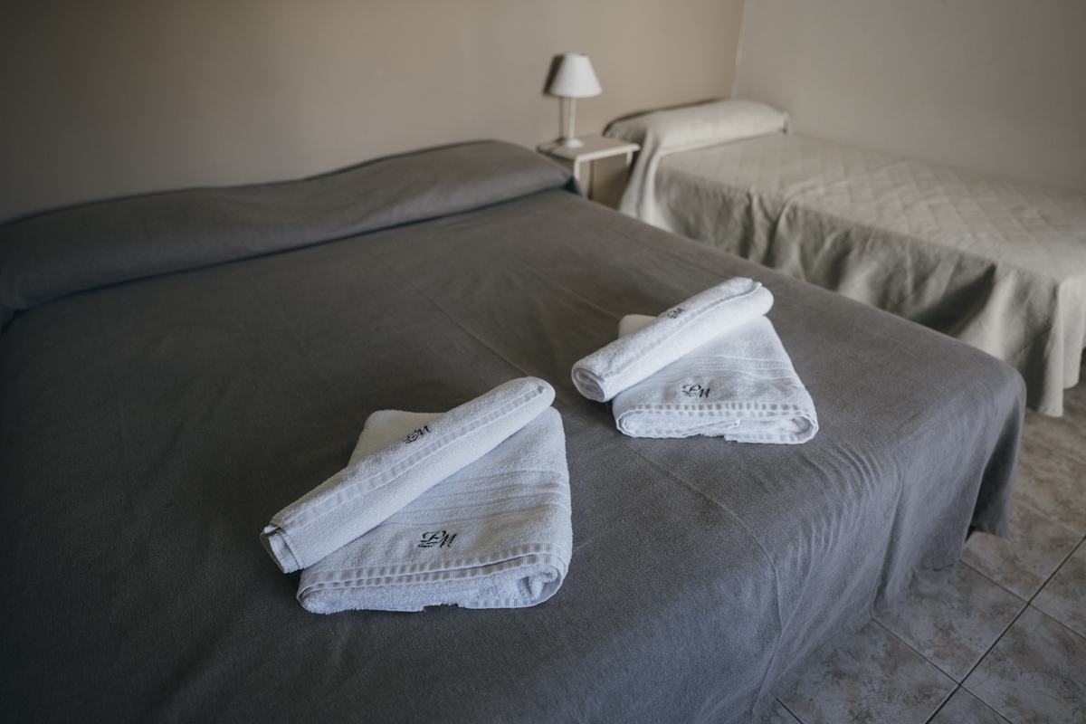 Baño moderno con texturas naturales